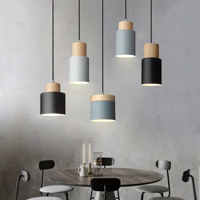 Lampe suspension LED moderne couleur bleue suspendue au-dessus d'une table de cuisine