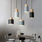 lampe suspendue moderne minimaliste métal bois gris blanc noir ambiance élégante cuisine salon