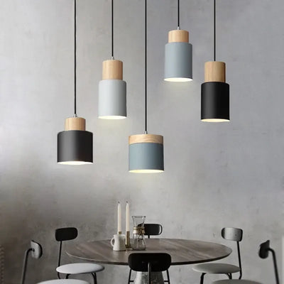 Lampe suspension LED moderne couleur bleue suspendue au-dessus d'une table de cuisine