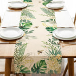 Cette nappe de table présente un motif tropical avec des feuilles de palmier et des fleurs, créant une ambiance estivale et naturelle pour un repas convivial.