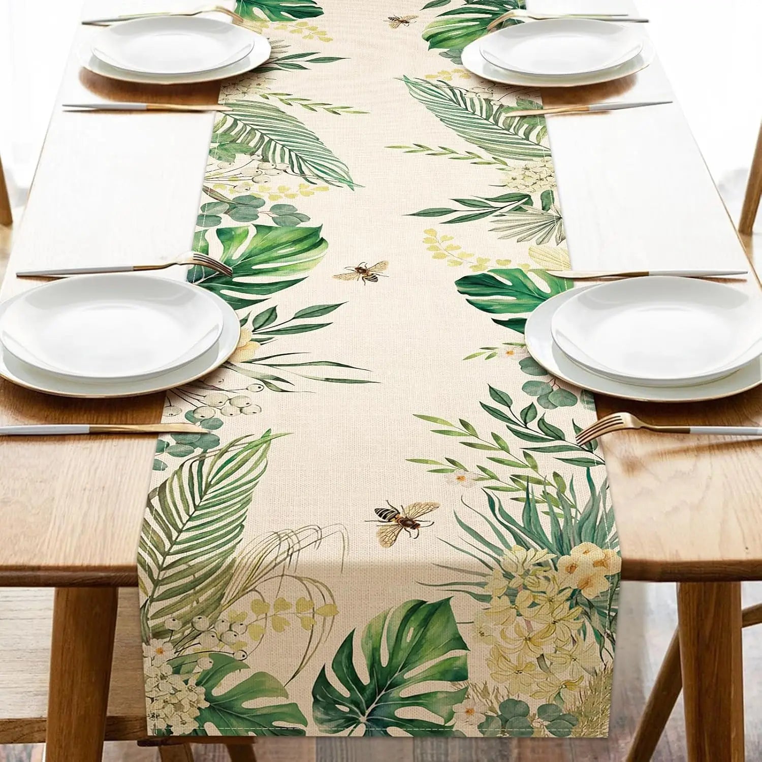 Cette nappe de table présente un motif tropical avec des feuilles de palmier et des fleurs, créant une ambiance estivale et naturelle pour un repas convivial.