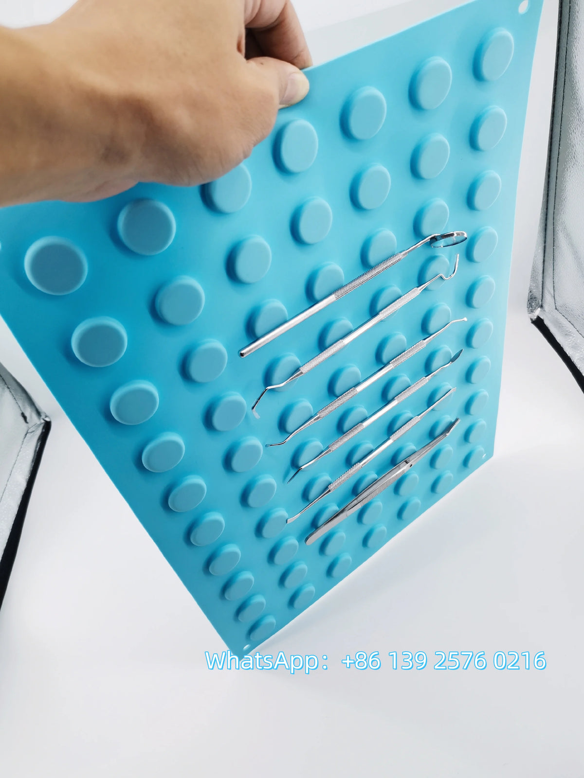 plateau instruments dentaires bleu turquoise texturé cercles relief opaques professionnel