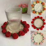 panier fleurs crocheté coussin table roses artisanal rouge vert blanc