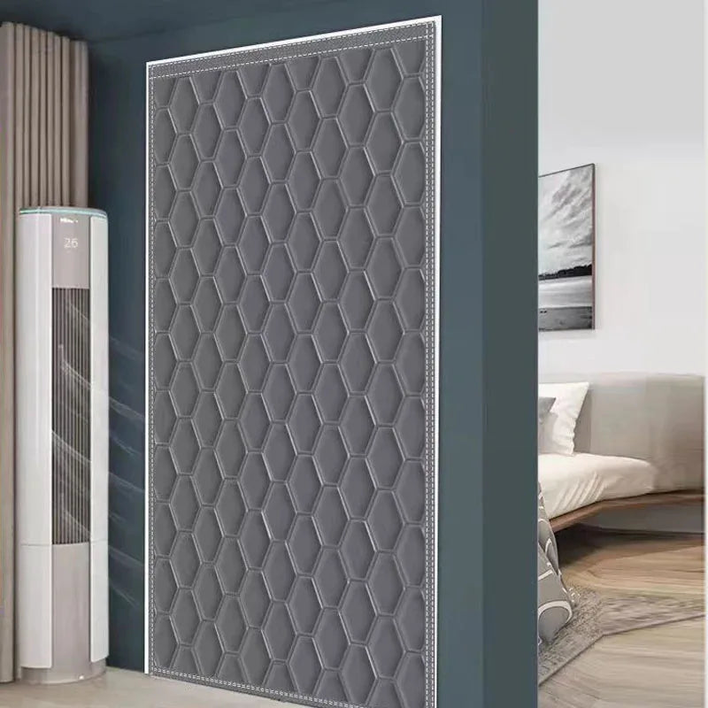 Rideau de porte isolant thermique gris à motif hexagonal, installé dans une entrée moderne avec murs bleu foncé.