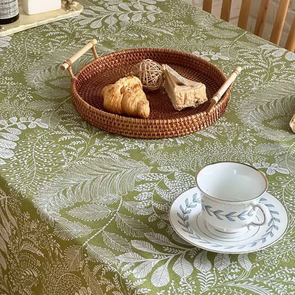 nappe verte feuilles stylisées broderie fine tassellets blancs restaurant pique nique mariage printemps