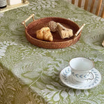 nappe verte feuilles stylisées broderie fine tassellets blancs restaurant pique nique mariage printemps