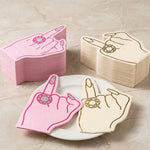 serviettes main anneau fiançailles motif rose main texturée anniversaire mariage festive