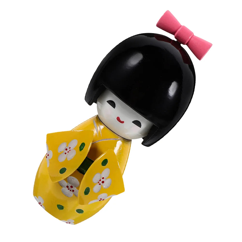 Poupée kokeshi traditionnelle japonaise noir jaune fleurs blanches rose.Points rouges noeud traditionnelle maisonDecoration