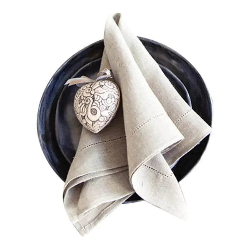 serviettes lin blanc bord brodé table mariage classique assiette blanche