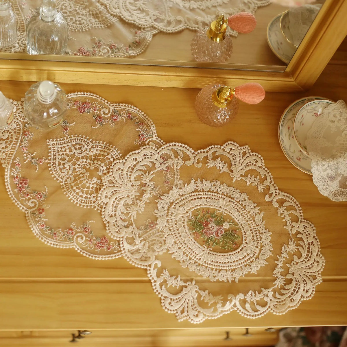 serviettes table vintage dentelle brodée florale couleur beige clair set deux 38x30cm