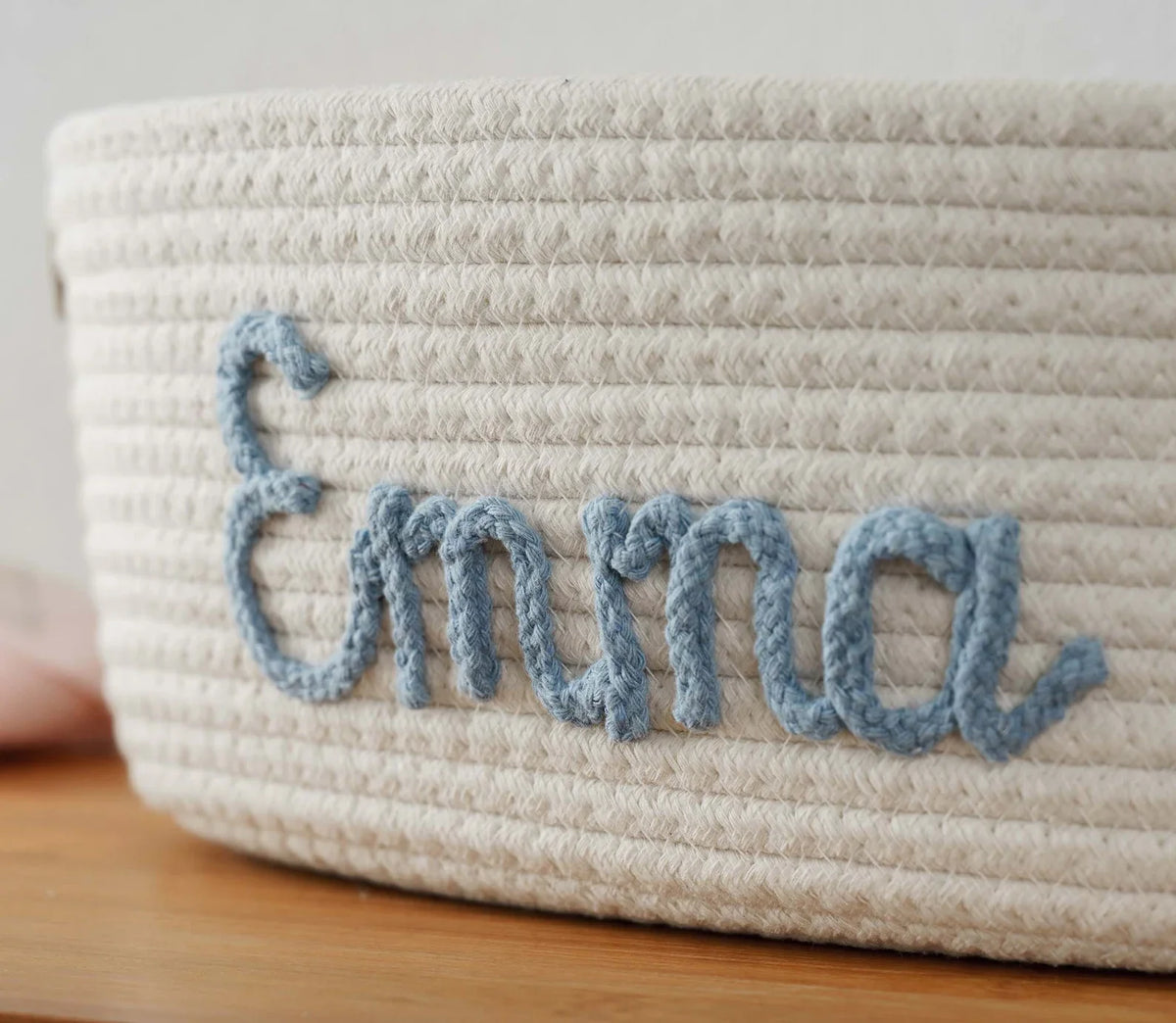 panier tissé blanc moderne poignées cuir personnalisable nom brodé occasion naissance anniversaire fête