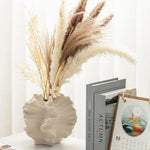 vase céramique porcelaine moderne beige clair relief sculptural plumes séchées fleur artificielle opaque organique