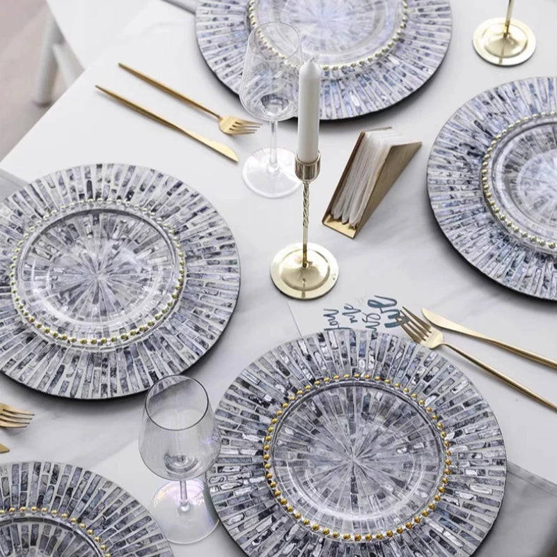 assiettes verre mosaïque bordure dorée relief blanc gris bleu élégantes restaurant decoration