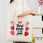 sac main toile fraises rouge vertes troisième année ruban rouge poignées tissu beige imprimé