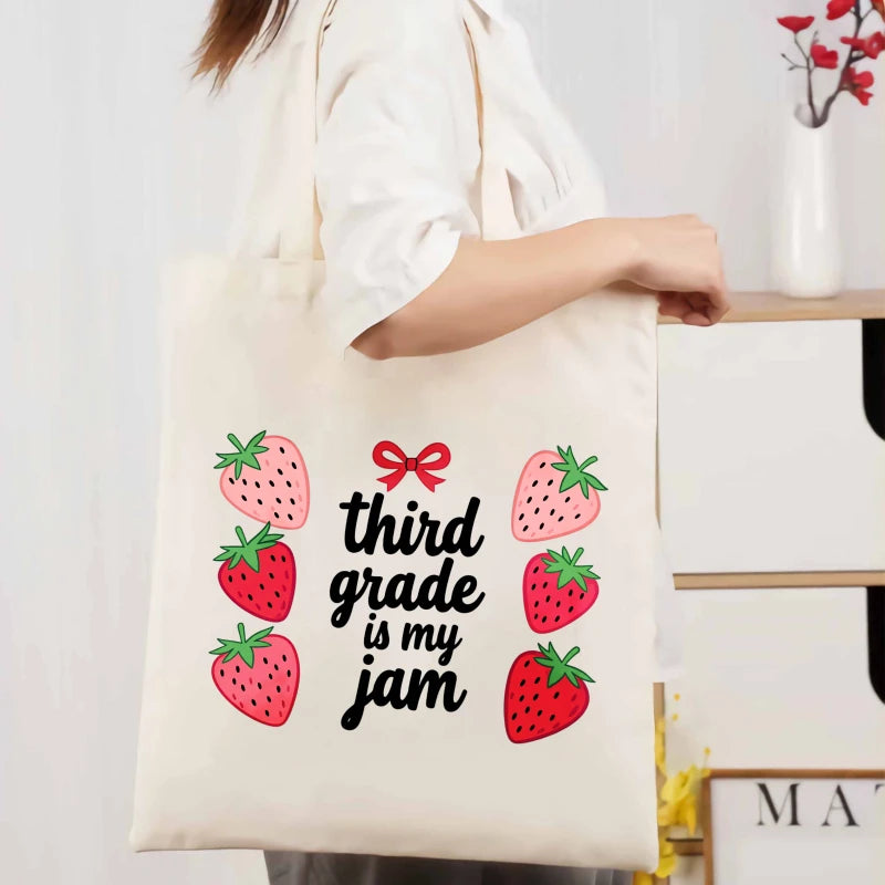 sac main toile fraises rouge vertes troisième année ruban rouge poignées tissu beige imprimé