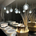 suspension lumineuse moderne noir argenté transparent serviettes peignoirs osier decoration interieur minimaliste