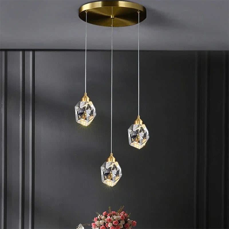lampe suspendue or transparent cristal facettes géométriques moderne élégante tringles câbles