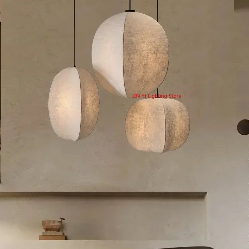 suspension lumineuse moderne minimaliste blanc beige texture toile opacité chaînes noires lumière neutre chaude