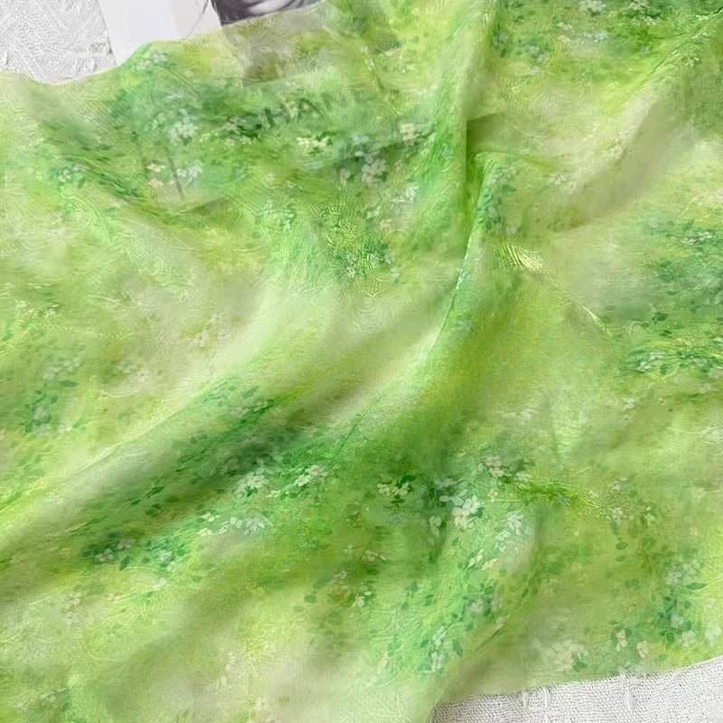 écharpe imprimée fleurs blanches fond vert classique polyester durable largeur 145cm