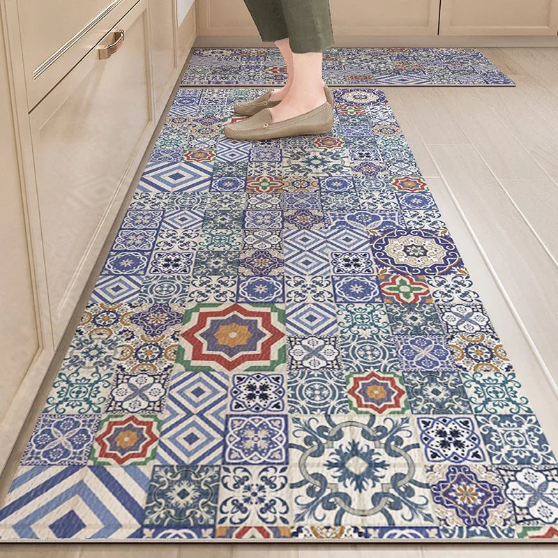 Un tapis de couloirs en céramique bleu et blanc décoré de motifs traditionnels colorés.
