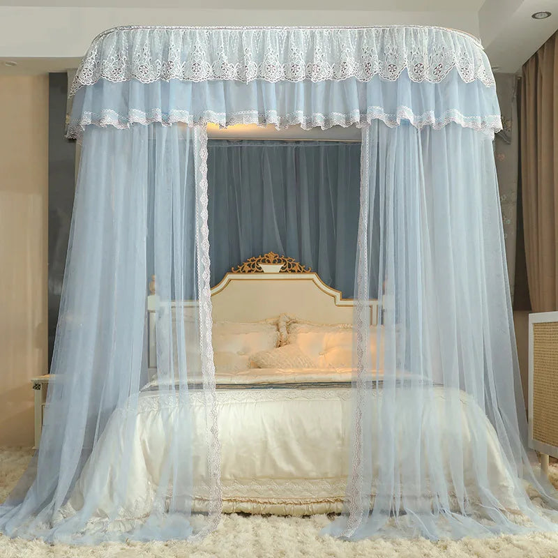 Cette image montre un lit à baldaquin avec un magnifique tissu en mousseline bleu pâle et de la dentelle blanche, créant une ambiance romantique et raffinée dans cette chambre.