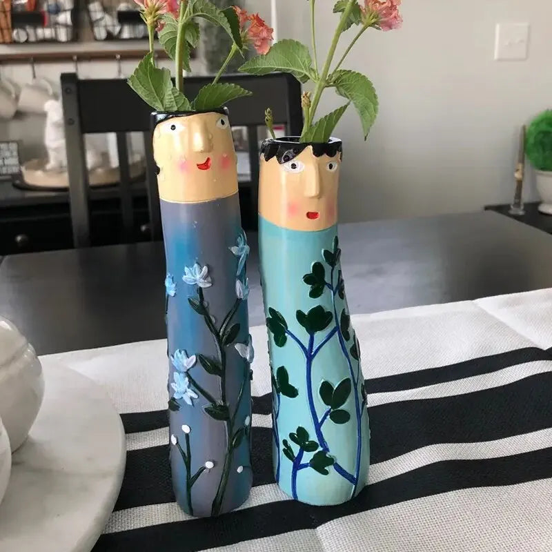vases résine personnages fleurs stylisées vert bleu gris artisanal moderne salon décoration