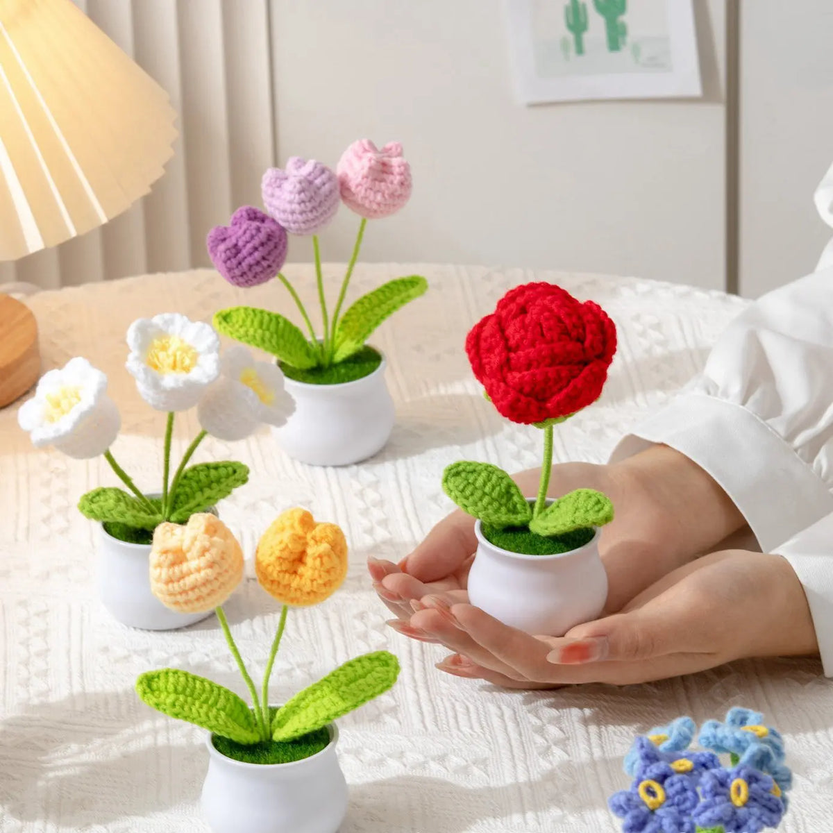 fleurs artificielles tricotées bouquet créatif artisanal pot blancintérieur décoration maison rouge blanc jaune violet