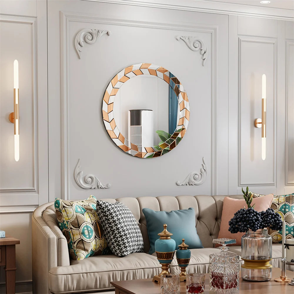 Un intérieur chic et élégant avec un canapé beige, des coussins décoratifs, un miroir rond à mosaïque murale et des appliques murales élégantes.