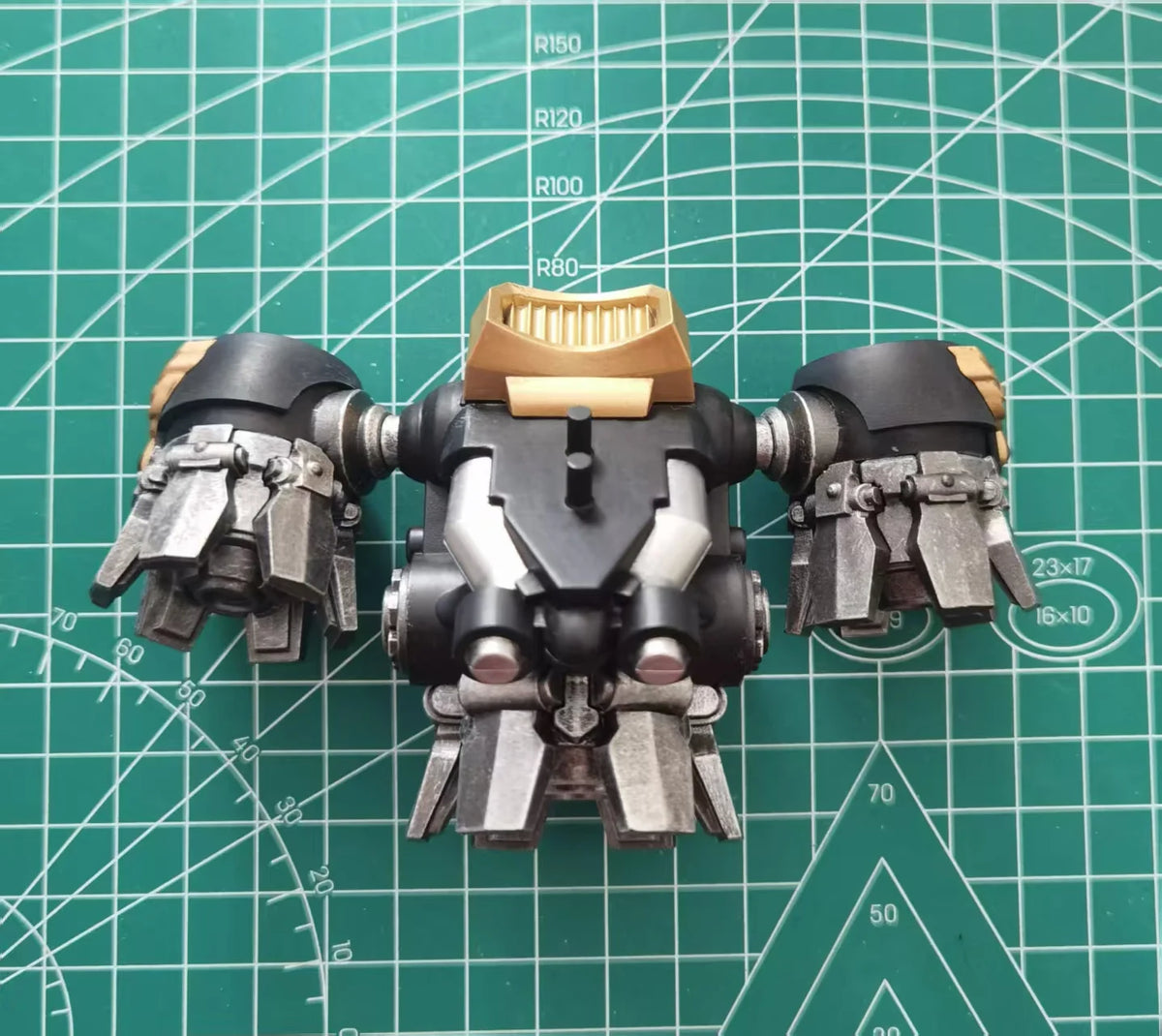 figurine articulée rouge épée ornementation fine base transparente fantastique warhammer blood angels