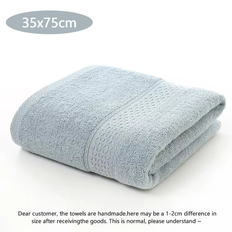 serviettes bain coton bleu clair vert rose gris absorbantes texture tissée bordure ornée classique