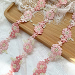 ruban dentelle fleurs roses feuilles vertes motifs floraux classique beige rose clair vert opacité