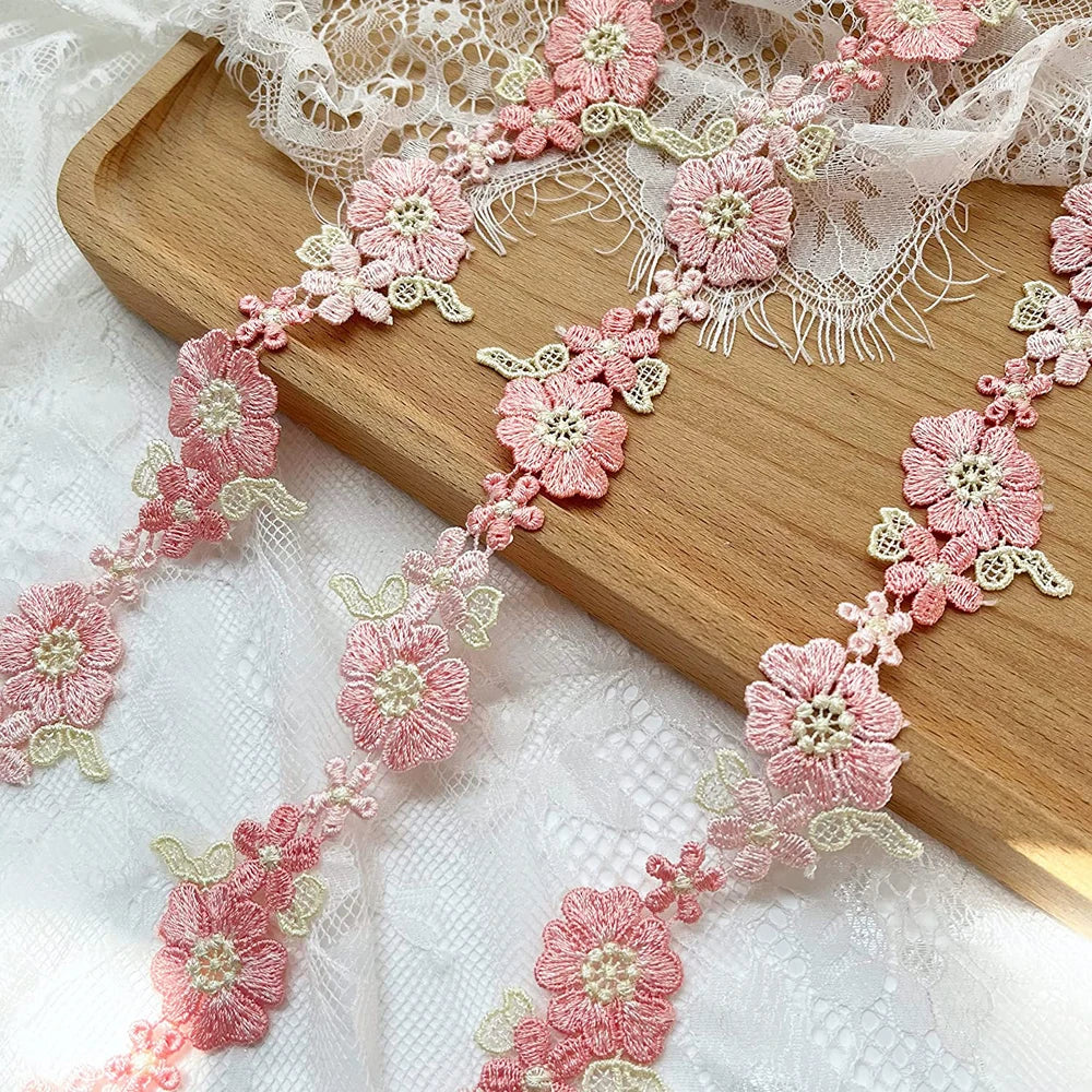 ruban dentelle fleurs roses feuilles vertes motifs floraux classique beige rose clair vert opacité