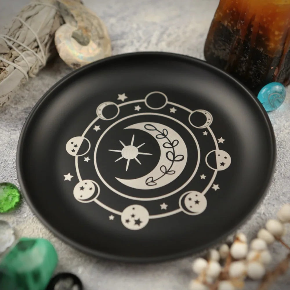 assiettes noires lune étoiles motifs floraux mystique décoration méditation tarot