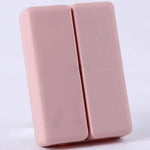 boîte pilules hebdomadaire compartiments couleurs pastel croix blanche moderne pratique