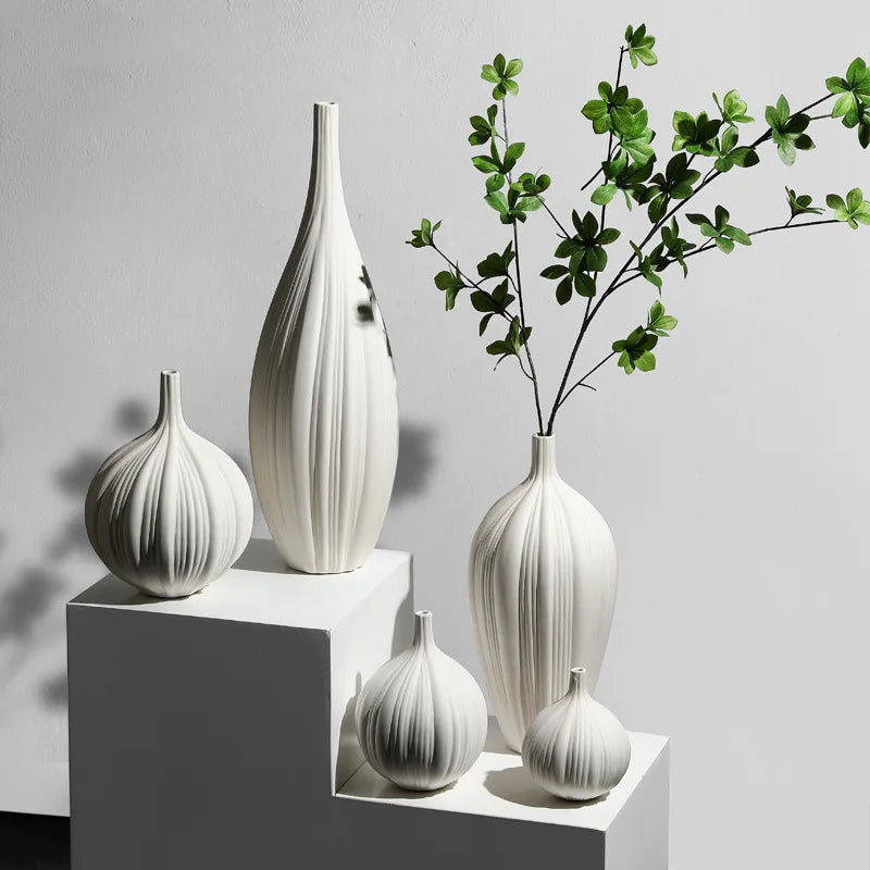 vase céramique blanc minimaliste moderne lignes horizontales decoration interieur fleurs sèches