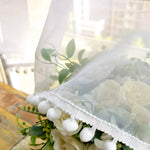 rideaux blancs pompons plis verticaux translucides decoratifs fleurs artificielles deco murale chambre hospitalière