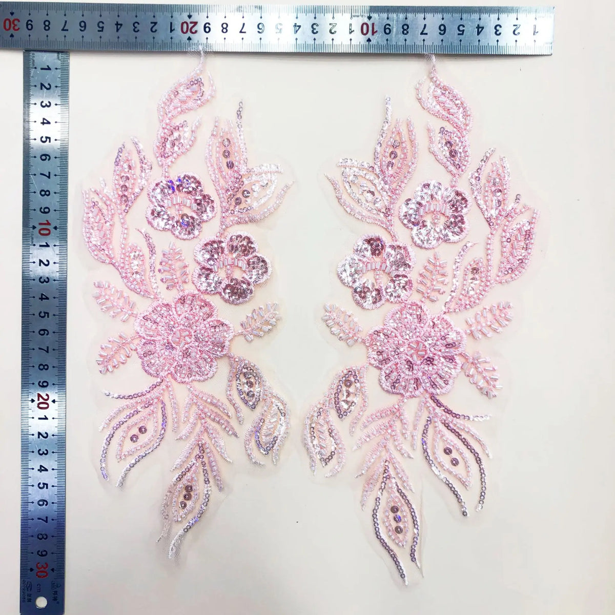 appliques textiles brodées fleurs sequins bleu clair vert rose blanc décoratives vêtements occasion party