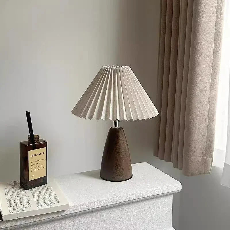 lampe table moderne abat jour plissé tissu brun base bois foncée éclairage chambre coucher