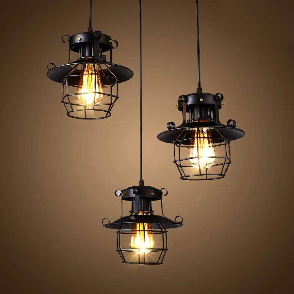 lampe suspendue industrielle cage métallique abatjour noir ampoule filament câble électrique noir