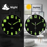 horloge murale moderne chiffres vert fluorescent fond noir blanc