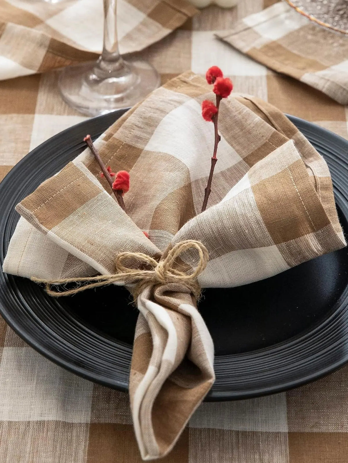 serviettes table carreaux beige blanc marron rouges élégantes réutilisables restaurant maison festive