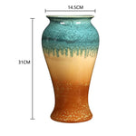 Vase de style artisanal en céramique aux nuances de vert et d'orange, mesurant 31 cm de hauteur sur 14,5 cm de largeur.