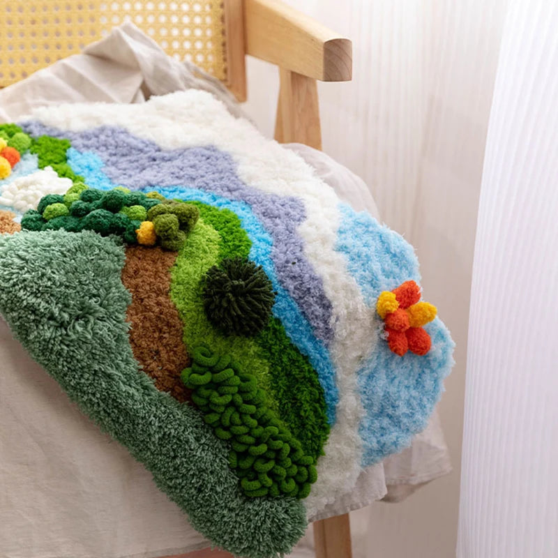 Une couverture de lit multicolore et texturée, ornée de motifs floraux et de formes géométriques, crée une ambiance chaleureuse et accueillante dans cette chambre.