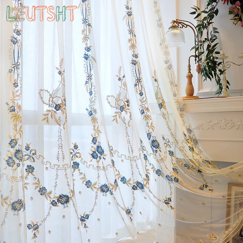rideau transparent blanc bleu doré brodé motif floral élégant salon chambre classique luxe