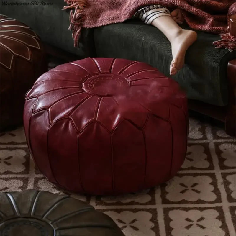 Détail de la broderie sur le pouf marocain rouge