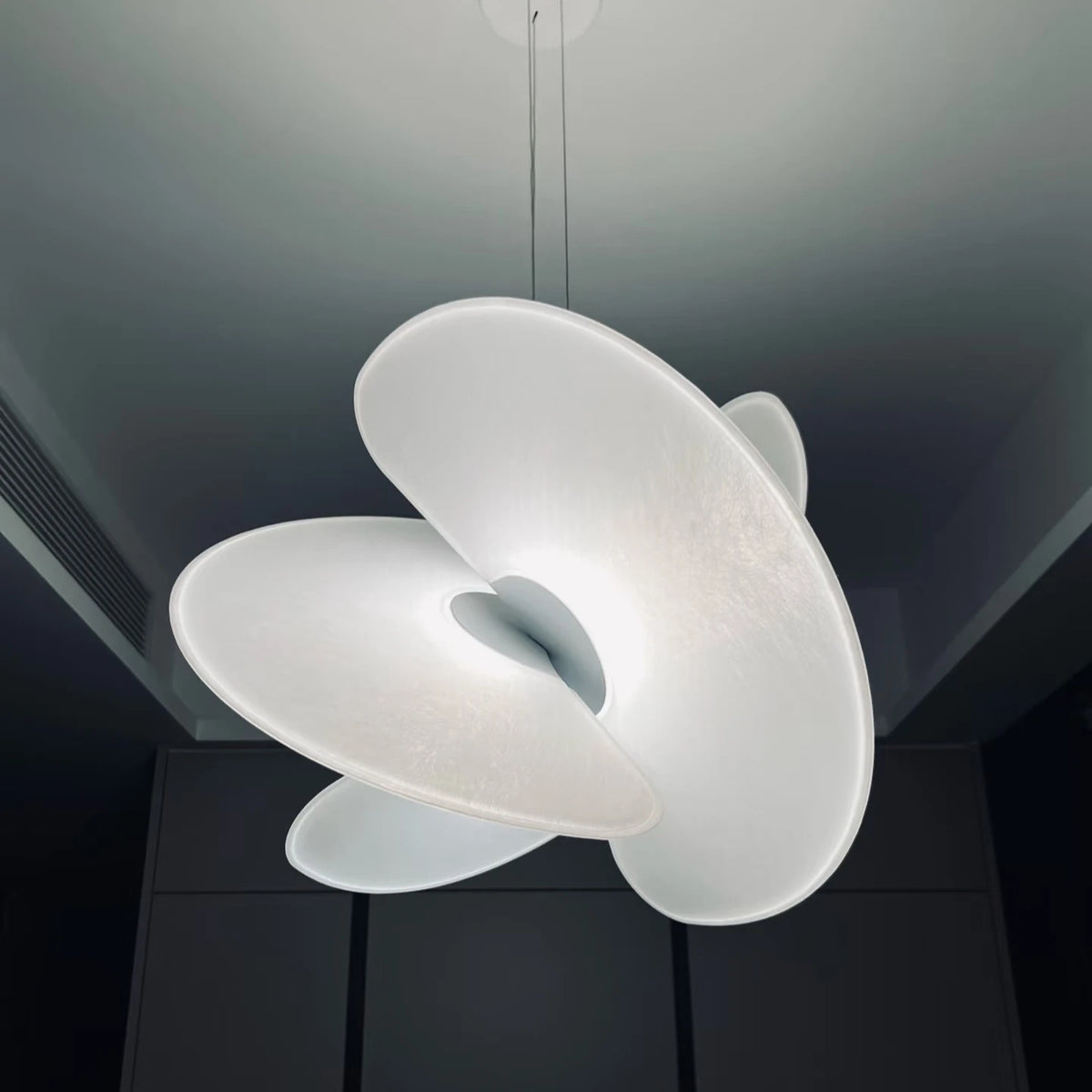 suspension lumineuse blanc contemporaine minimaliste organique nervures arrondies opaques chambre salon étude