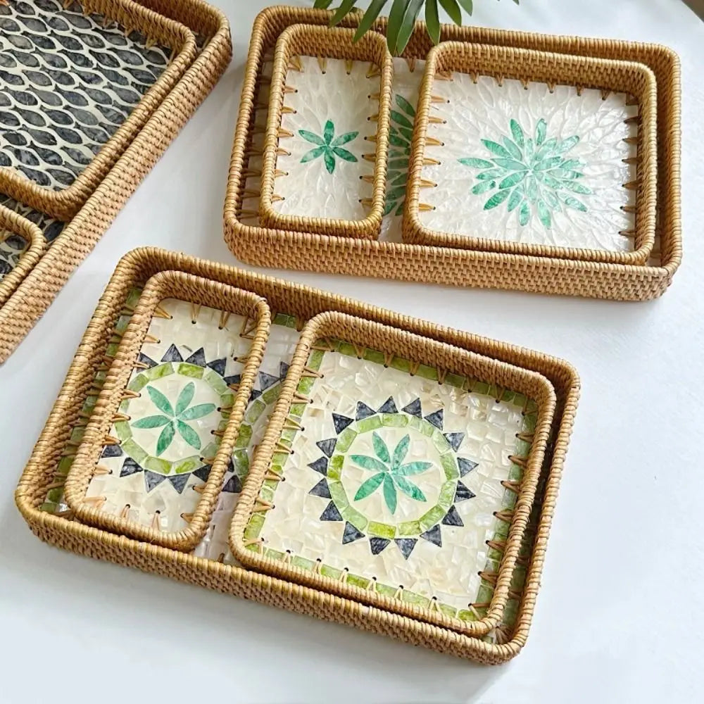 plateau rotin tissé décoratif assiettes céramique motifs floraux boho chic
