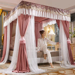L'image montre une femme assise sur un lit à baldaquin luxueux avec des rideaux roses et blancs finement décorés.