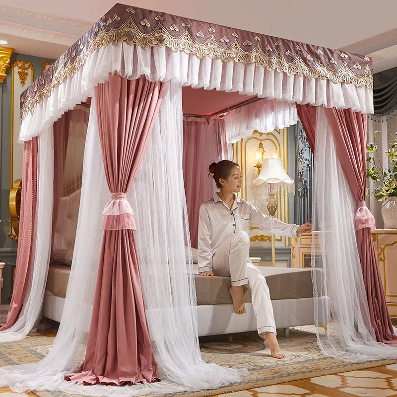 L'image montre une femme assise sur un lit à baldaquin luxueux avec des rideaux roses et blancs finement décorés.