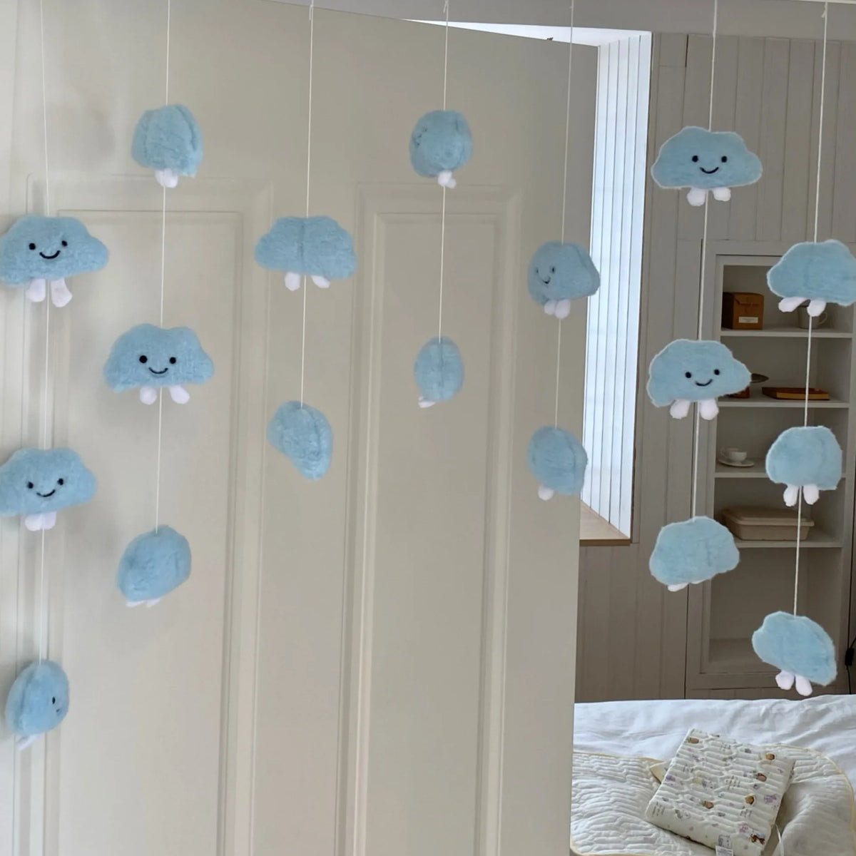 rideau suspendu decoration nuages personnages doux bleu blanc rose enfant féminin aspect laineux opacité